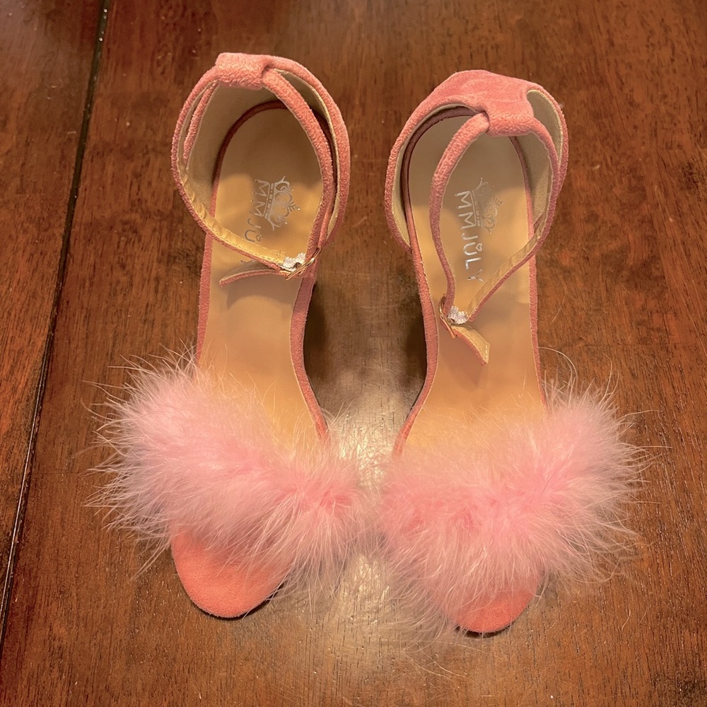 Adorable pink feather heels!!!